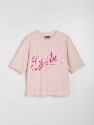 Bawełniana koszulka z napisem Barbie - różowy. Czerwone t-shirty damskie Sinsay, l, bez wzorów, z bawełny, bez kołnierzyka. Za 19.99 zł.