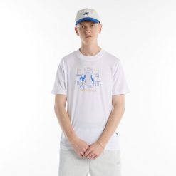 Koszulka męska New Balance MT61Y0XJWT – biała. Białe koszulki sportowe męskie New Balance, m, bez wzorów, z bawełny, bez kołnierzyka, bez ramiączek. Za 109.99 zł.