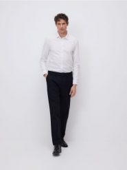 Elegancka koszula super slim - biały. Białe koszule męskie Reserved, l, bez wzorów, z bawełny, eleganckie, bez kołnierzyka, bez ramiączek. Za 129.99 zł.