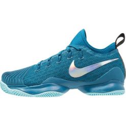 Nike Performance AIR ZOOM ULTRA REACT HC Obuwie do tenisa Outdoor green abyss/metallic silver/black. Buty sportowe chłopięce marki Nike Performance. Za 419.00 zł.