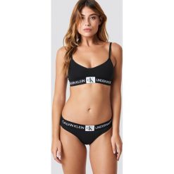 Calvin Klein Stringi Monogram - Black. Czarne stringi damskie Calvin Klein. Za 80.95 zł.