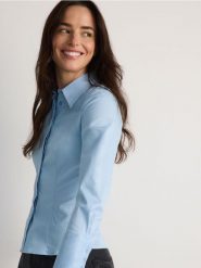 Koszula z bawełną - jasnoniebieski. Niebieskie koszule damskie Reserved, l, bez wzorów, z bawełny, bez kołnierzyka, bez ramiączek. W wyprzedaży za 59.99 zł.