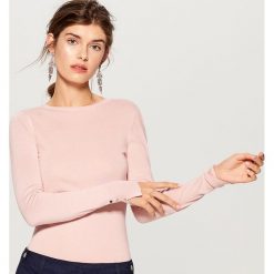 Dopasowany sweter - Różowy. Swetry damskie Mohito. W wyprzedaży za 39.99 zł.