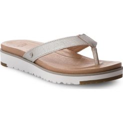 Japonki UGG - Lorrie Metallic 1019864 W/Slvr. Sandały damskie marki UGG. W wyprzedaży za 319.00 zł.