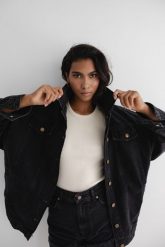 Kurtka jeansowa oversize w kolorze czarnym - BOWIE BLACK DENIM JACKET-UNI. Czarne kurtki damskie Marsala, bez wzorów, z denimu, bez kaptura. Za 499.90 zł.