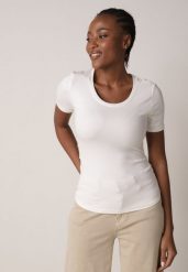 Biały Prążkowany T-shirt Ozdobiony po Bokach Marszczeniem Nedisa. Białe bluzki damskie Born2be, m, bez wzorów, z jeansu, bez kołnierzyka, bez ramiączek. Za 49.99 zł.