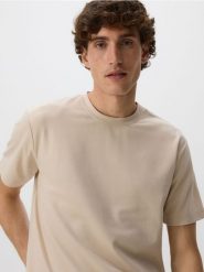 Strukturalny t-shirt comfort fit - beżowy. Brązowe t-shirty męskie Reserved, l, bez wzorów, z dzianiny, bez kołnierzyka. W wyprzedaży za 65.99 zł.