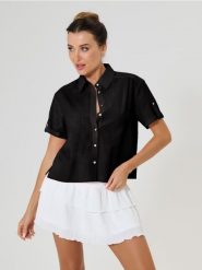 Bawełniana koszula z krótkim rękawem - czarny. Czarne koszule damskie Sinsay, l, bez wzorów, z bawełny, bez kołnierzyka, bez ramiączek. Za 39.99 zł.