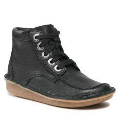 Trzewiki Clarks. Czarne botki damskie Clarks, bez obcasa, na płaskiej podeszwie, bez zapięcia. Za 499.99 zł.