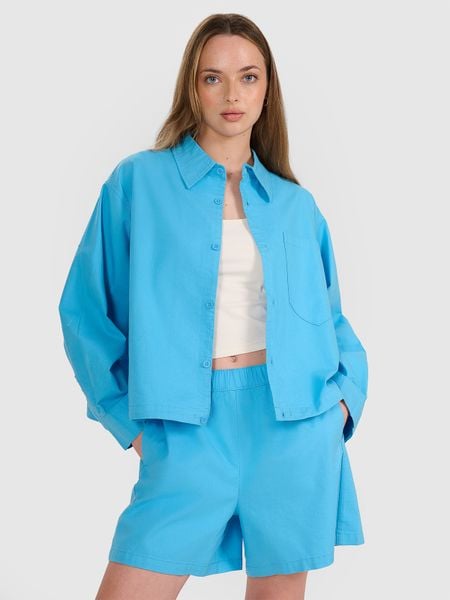 4F Koszula oversize z kołnierzykiem damska - niebieska S. Niebieskie koszule damskie 4f, s, bez wzorów, z bawełny, eleganckie, bez kołnierzyka, bez ramiączek. W wyprzedaży za 79.99 zł.