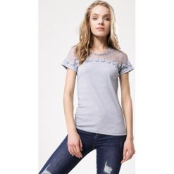 Szara Bluzka Immeasurably. Szare bluzki damskie Born2be, l, w ażurowe wzory, z dzianiny, bez kołnierzyka, bez ramiączek. Za 29.99 zł.