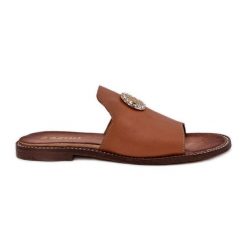 Eleganckie Skórzane Klapki Damskie Z Ozdobą Zazoo 3008 Camel brązowe. Brązowe klapki damskie z aplikacjami, ze skóry, biznesowe, bez obcasa, na płaskiej podeszwie. Za 424.02 zł.