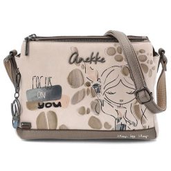Torebka damska Anekke, z efektownym nadrukiem i metalowym logo zapinana na suwak, beżowa, 42743-184. Brązowe torebki do ręki damskie Anekke, bez wzorów, eleganckie, z nadrukiem, bez dodatków. Za 369.00 zł.