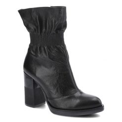 Botki damskie Grace, miękka cholewka z marszczonym wykończeniem elastyczna wstawka dopasowująca się do nogi, czarne, 2055. Czarne botki damskie Grace, ze skóry, bez obcasa, na obcasie, bez zapięcia. Za 289.00 zł.