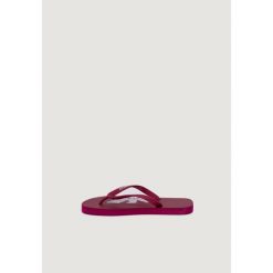 Japonki Kobieta EMPORIO ARMANI CONNECTED UNISEX swimwear. Czerwone klapki damskie EMPORIO ARMANI CONNECTED, bez wzorów, bez obcasa. W wyprzedaży za 224.80 zł.