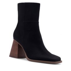 Botki Nine West. Czarne botki damskie Nine West, bez obcasa, na słupku, bez zapięcia. Za 195.99 zł.