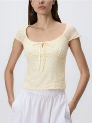 Koronkowa bluzka z wiązaniem - jasnożółty. Żółte bluzki damskie Reserved, l, bez wzorów, z dzianiny, bez kołnierzyka, bez ramiączek. Za 59.99 zł.
