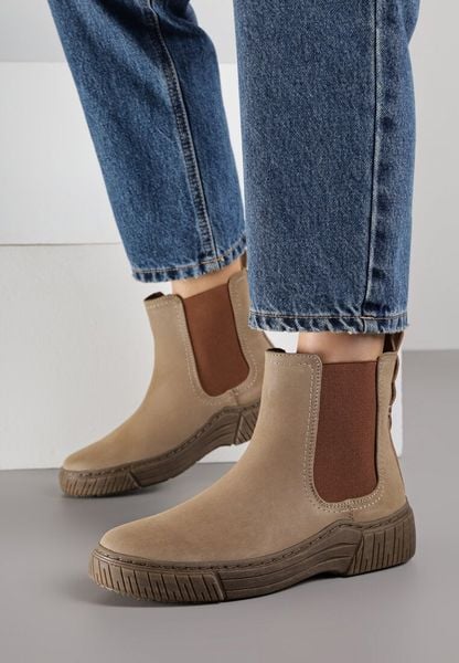 Ciemnobeżowe Botki Sztyblety na Ozdobnie Żłobionej Podeszwie Ezisane. Brązowe botki damskie Born2be, z jeansu, eleganckie, bez obcasa, na płaskiej podeszwie, bez zapięcia. Za 129.99 zł.