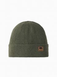 Dzianinowa czapka męska beanie z naszywką – oliwkowa V4. Zielone czapki i kapelusze męskie Ombre Clothing, z aplikacjami, z dzianiny, eleganckie. Za 116.99 zł.
