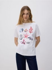 T-shirt z nadrukiem - biały. Białe t-shirty damskie Reserved, l, bez wzorów, z bawełny, bez kołnierzyka. W wyprzedaży za 29.99 zł.