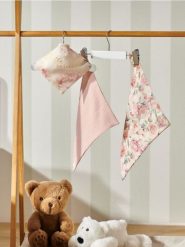 Śliniak 3 pack - różowy. Czerwone śliniaki dla dzieci Sinsay, bez wzorów. W wyprzedaży za 9.99 zł.
