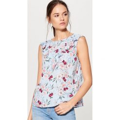 Kwiecisty top z falbaną - Niebieski. Topy damskie marki Mohito. W wyprzedaży za 49.99 zł.