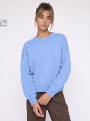 Sweter chunky z obniżoną linią ramion - niebieski. Niebieskie swetry damskie Sinsay, l, bez wzorów, bez kołnierzyka, bez ramiączek, bez kaptura. Za 59.99 zł.
