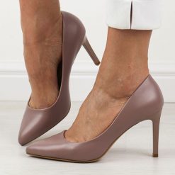 Lawendowe szpilki damskie Sergio Leone 1339. Fioletowe szpilki damskie Sergio Leone, bez wzorów, ze skóry, bez obcasa, bez zapięcia. Za 169.00 zł.