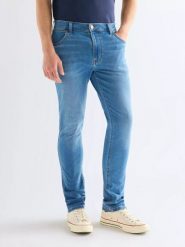 MĘSKIE SPODNIE WRANGLER LARSTON LIGHT VISUAL 112378819. Spodnie materiałowe męskie Wrangler, l, bez wzorów, z jeansu. Za 229.99 zł.