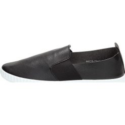 Czarne tenisówki, buty damskie McKeylor 7911. Trampki i tenisówki damskie McKeylor. W wyprzedaży za 40.00 zł.