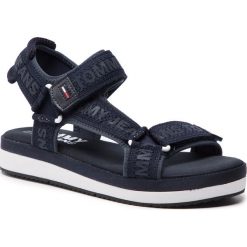 Sandały TOMMY JEANS - Mesh Webbing Sporty Sandal EN0EN00568 Midnight 403. Niebieskie klapki damskie Tommy Jeans, bez wzorów, z jeansu, sportowe, bez obcasa. W wyprzedaży za 279.00 zł.