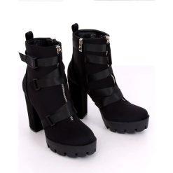 Botki na platformie czarne B9026 Black. Czarne botki damskie ButyModne, z futra, bez obcasa, na obcasie, bez zapięcia. W wyprzedaży za 199.00 zł.