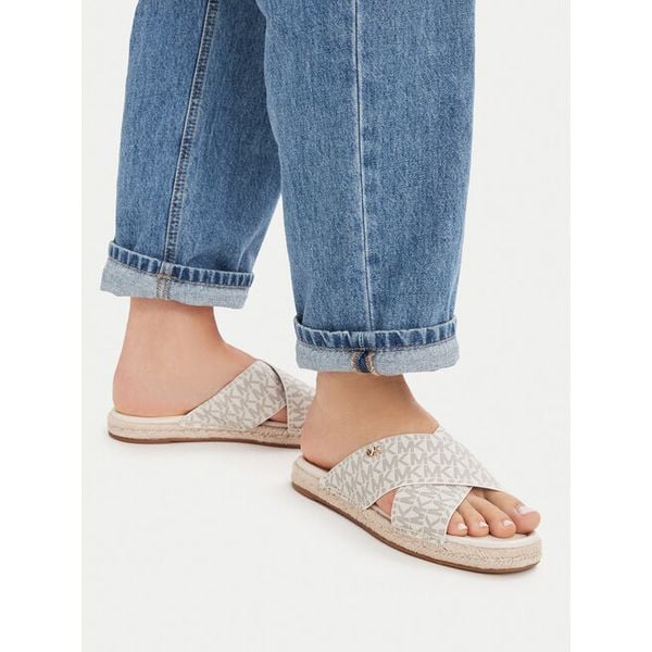 Klapki MICHAEL Michael Kors. Białe klapki damskie MICHAEL Michael Kors, bez wzorów, bez obcasa. Za 337.99 zł.