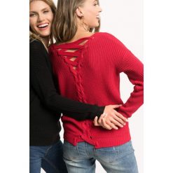 Sweter z wiązaniem na plecach. Czerwone swetry damskie Orsay, z bawełny, z dekoltem na plecach. Za 79.99 zł.