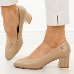 Coffee czółenka damskie na obcasie Sergio Leone Pb404. Czółenka damskie Sergio Leone, bez wzorów, ze skóry, biznesowe, z okrągłym noskiem, bez obcasa, na obcasie, bez zapięcia. Za 169.00 zł.