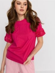 Bawełniana bluzka z ozdobnymi kwiatami na rękawach - różowy. Czerwone bluzki damskie Sinsay, l, bez wzorów, z bawełny, bez kołnierzyka, bez ramiączek. Za 29.99 zł.