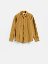 Sztruksowa koszula regular fit - bursztynowy. Pomarańczowe koszule męskie Reserved, l, bez wzorów, z bawełny, bez kołnierzyka, bez ramiączek. Za 129.99 zł.