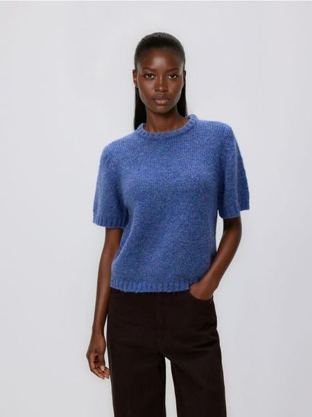 Sweter z krótkimi rękawami - niebieski. Niebieskie swetry damskie Reserved, l, bez wzorów, z dzianiny, bez kołnierzyka, bez ramiączek, krótkie, bez kaptura. W wyprzedaży za 89.99 zł.