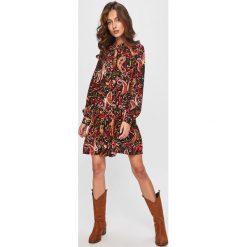 Answear - Sukienka. Sukienki damskie ANSWEAR, l, bez wzorów, z dzianiny, casualowe, bez kołnierzyka, bez ramiączek. Za 119.90 zł.