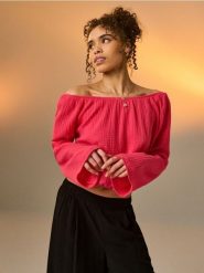 Muślinowa bluzka z marszczeniami i rozszerzanym rękawem - różowy. Czerwone bluzki damskie Sinsay, l, bez wzorów, bez kołnierzyka, bez ramiączek. Za 39.99 zł.