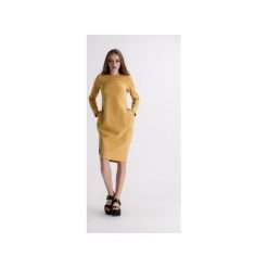 Sukienka 3D Musztardowa. Żółte sukienki damskie Sthorm, w geometryczne wzory, z bawełny, biznesowe, z dekoltem w łódkę. Za 249.00 zł.