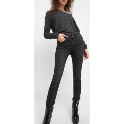 Dopasowane jeansy. Czarne jeansy damskie Orsay. Za 99.99 zł.