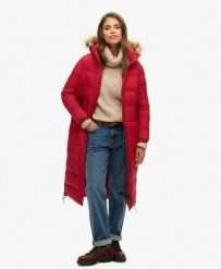 Długi pikowany płaszcz z kapturem z futerkiem sztucznym. Czerwone płaszcze damskie Superdry., l, bez wzorów, z nylonu, eleganckie, długie, z kapturem. Za 503.90 zł.