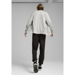 Męski dres inspirowany koszykówką z poliestru PUMA Glacial Gray. Szare buty sportowe męskie Puma, z dresówki, bez zapięcia, na fitness i siłownię. W wyprzedaży za 254.00 zł.