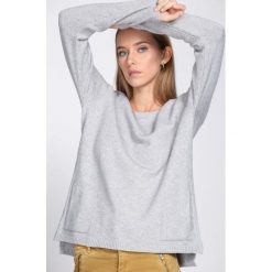 Jasnoszary Sweter Intermixture. Szare swetry damskie Born2be, z dzianiny, z okrągłym kołnierzem. Za 79.99 zł.