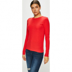 Trendyol - Bluzka. Czerwone bluzki damskie marki Trendyol, z dzianiny, casualowe, z okrągłym kołnierzem. Za 59.90 zł.