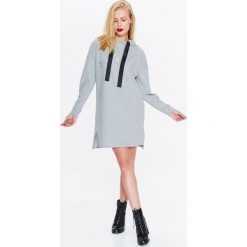 DŁUGA BLUZA DAMSKA Z APLIKACJĄ I DEKORACYJNYM WIĄZANIEM. Szare bluzy damskie TOP SECRET, na lato, z aplikacjami, z dresówki. W wyprzedaży za 49.99 zł.