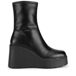 Botki DeeZee. Czarne botki damskie DeeZee, bez obcasa, na koturnie, bez zapięcia. Za 159.99 zł.