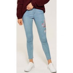 Jeansy skinny z kwiatowym haftem - Niebieski. Niebieskie jeansy damskie House. Za 69.99 zł.