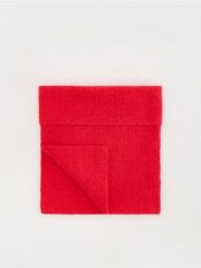 Komin z wysokim golfem - czerwony. Czerwone szaliki i chusty damskie Reserved, bez wzorów, z dzianiny. W wyprzedaży za 39.99 zł.